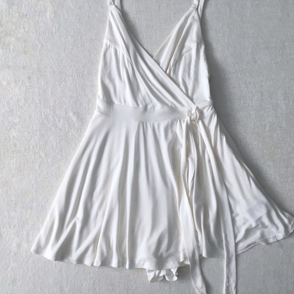 Kimchi Blue Pants - Urban Outfitters Kimchi Blue Size Small White Romper Flirty Girly Wrap Style